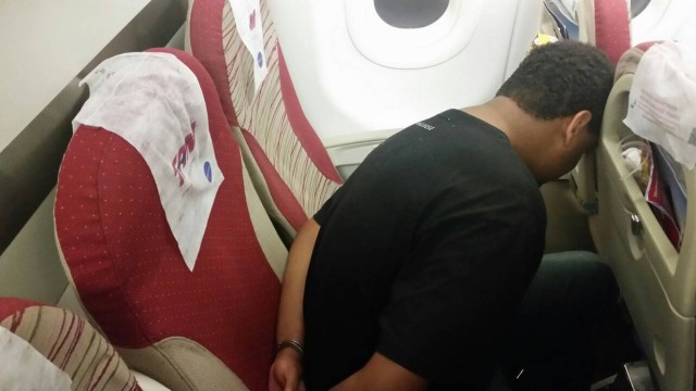 O traficante, que esconde o rosto, dentro do avião vindo para o Rio