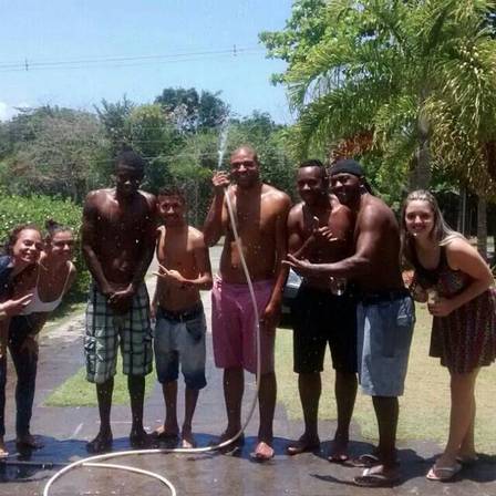 Adriano toma banho de mangueira com amigos e familiares em sua mansão, no Rio