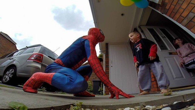 Pai se veste de Homem-Aranha e pula do telhado para surpreender o filho