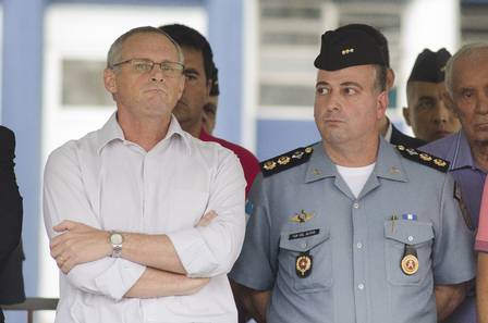 O coronel Almyr Cabral na época em que era comandante do 20º BPM (Mesquita), ao lado do secretário de Segurança, José Mariano Beltrame