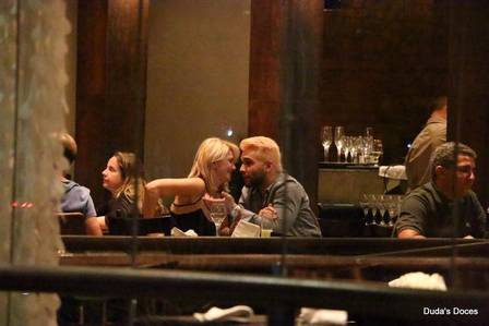Antônia Fontenelle troca beijos com Jonathan Costa em restaurante do Rio