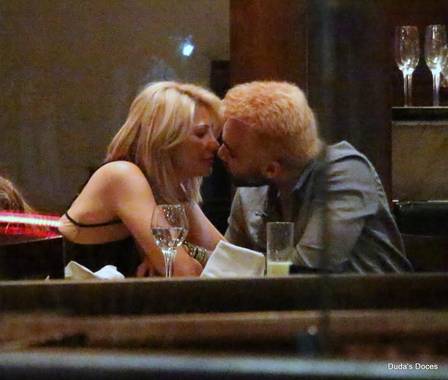 Antônia Fontenelle troca beijos com Jonathan Costa em restaurante do Rio