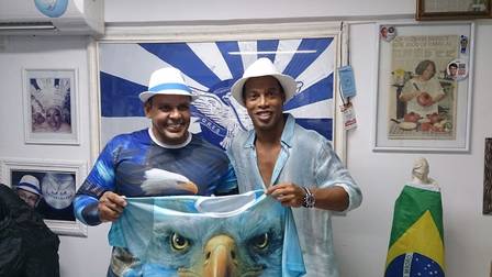 Ronaldinho Gaúcho posa ao lado de Falco, vice-presidente da Portela