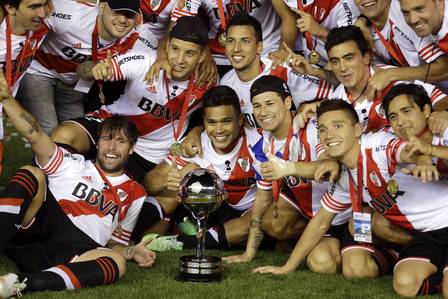 Jogadores do River Plate posam com o troféu de campeões