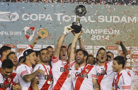 Jogadores do River Plate comemoram o título da Copa Sul-Americana 2014