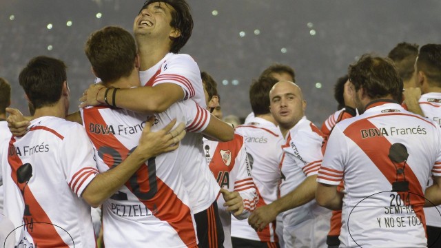 Jogadores do River Plate provocam rival Boca Juniors com camiseta após título na Sul-Americana