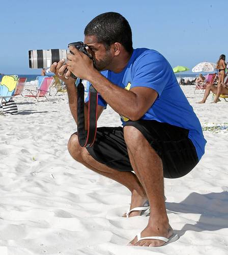 O fotógrafo Gabriel Rangel durante o trabalho na Praia do Pepê
