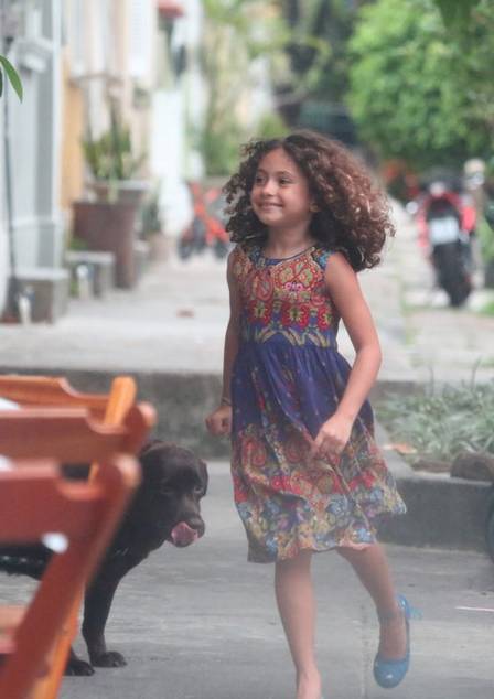 A fofa Antonia, filha da atriz, se diverte pelas ruas do bairro