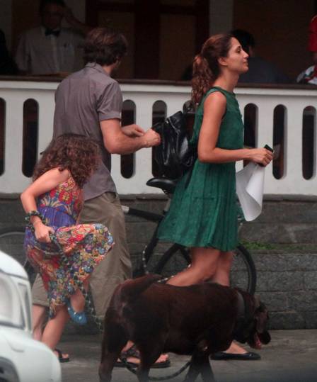 Camila, o novo namorado, a filha e o cão durante passeio pela Zona Sul do Rio
