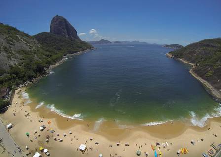 Localizada entre os Morros da Urca e da Babilônia, a praia é um dos pontos mais bonitos do Rio