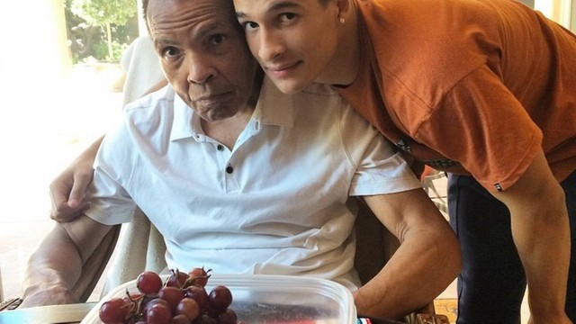 Biaggio e seu avô: atualmente Ali sofre do mal de Parkinson