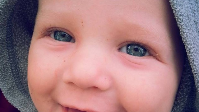 O bebê de apenas nove meses morreu ao ser atingido por uma na cabeça