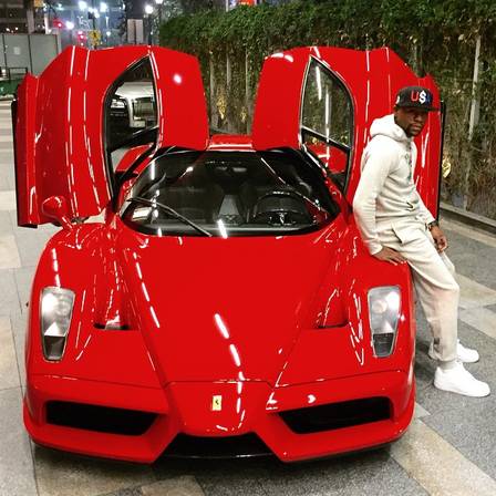 Floyd Mayweather posa com Ferrari Enzo vermelha no valor de R$ 2,6 milhões