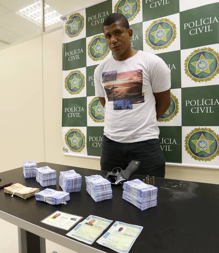 Leonardo Braga da Silva, o Léo Capoeira : dinheiro, documentos e uma arma foram apreendidos com o acusado