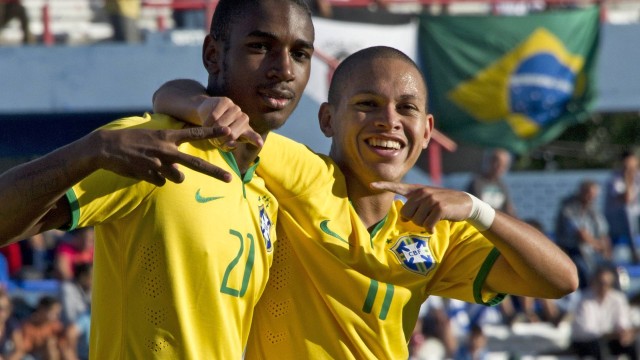 Gerson, à esquerda, comemora gol com Marcos Guilherme