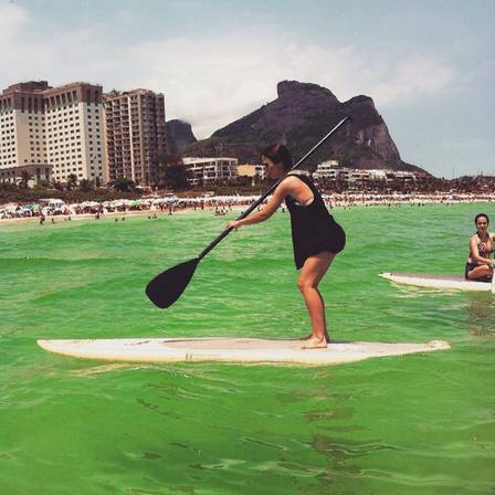 Tatá Werneck pratica stand up paddle na Praia da Barra