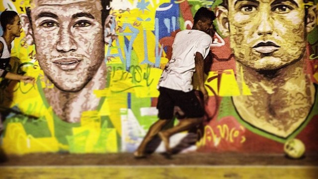 Muro pintado no Brasil com fotos de Neymar e Cristiano Ronaldo durante a Copa do Mundo 2014