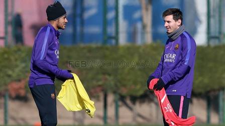 Neymar conversa com Lionel Messi no treino