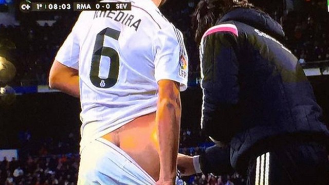Khedira baixou o calção para receber atendimento e mostra demais em jogo do Real Madrid