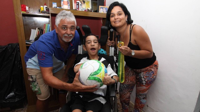O pequeno João Pedro, de 7 anos, com Luiz Elias Barata, seu novo amigo vascaíno, e a mãe, Nínive