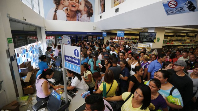 Filas em supermercado de Caracas: falta de produtos atinge até a vida sexual dos venezuelanos