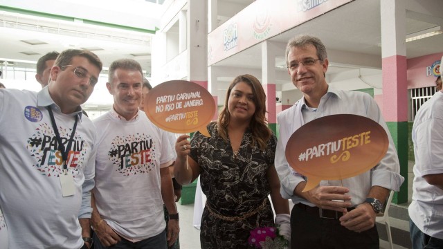 O secretário municipal de Saúde do Rio, Daniel Soranz, Chiquinho da Mangueira, Preta Gil e o ministro da Saúde, Arthur Chioro, no lançamento da campanha, na quadra da Mangueira