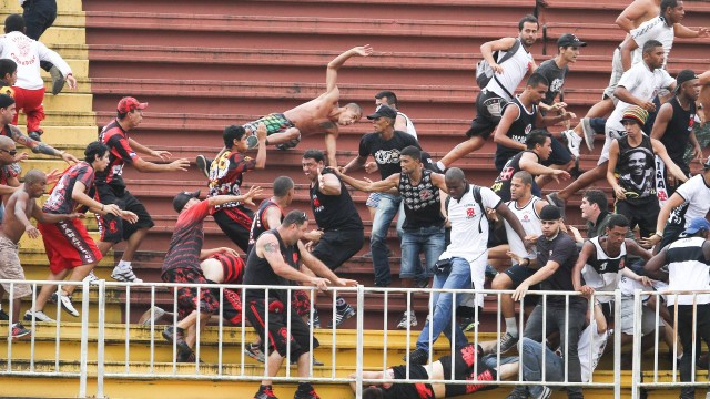 Torcedores de Vasco e Atlético-PR entraram em confronto em Joinville