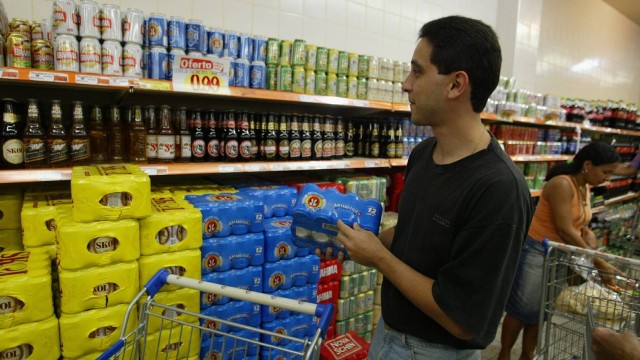 Cervejas no supermercado: promoções acima de 12 latas
