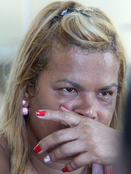 A mãe de Vitor chora no hospital
