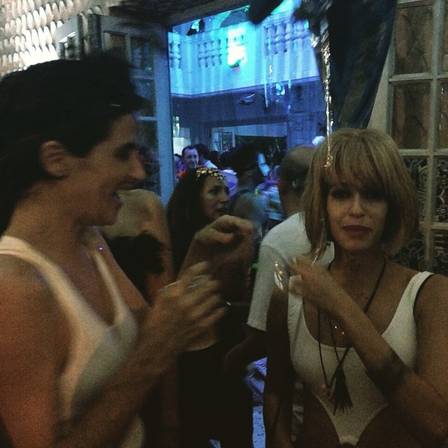 Maria Flor vai à baile de carnaval fantasiada de prostituta vivida por Julia Roberts em clássico do cinema