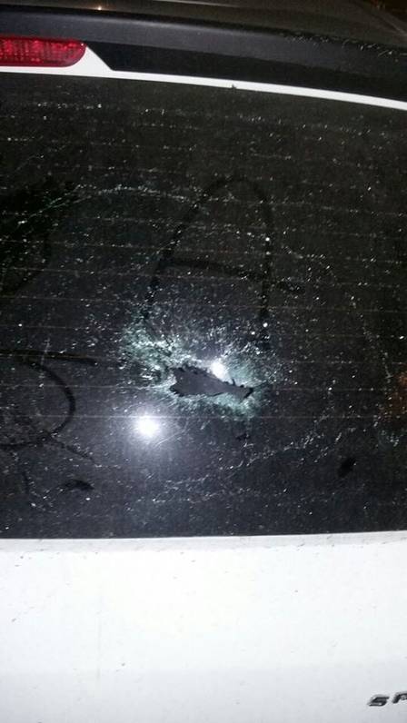 A marca de um dos tiros no vidro do carro