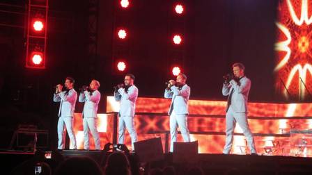 Os Backstreet Boys no palco em Chicago na abertura da turnê