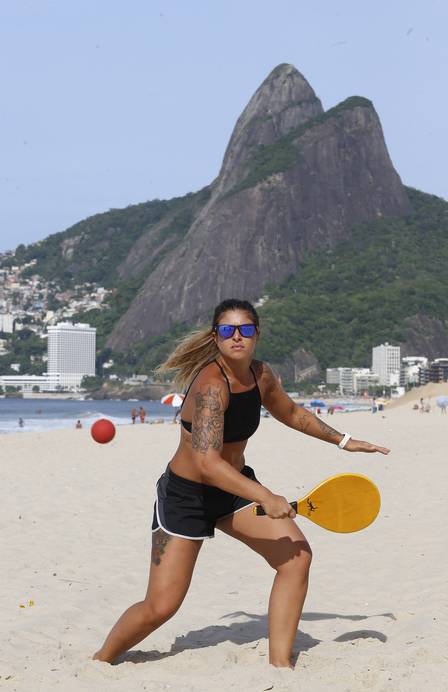 Fernanda Affonso joga frescobol na Zona Sul do Rio de Janeiro