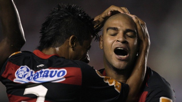 Leo Moura comemora gol com Adriano