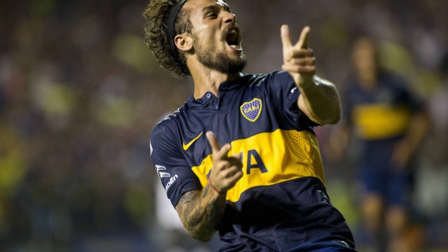 Osvaldo comemora gol pelo Boca Juniors. Atacante sonha ver Pirlo e Totti no time argentino