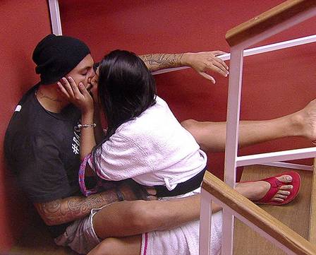 Fernando e Amanda trocaram beijos no segundo dia do programa