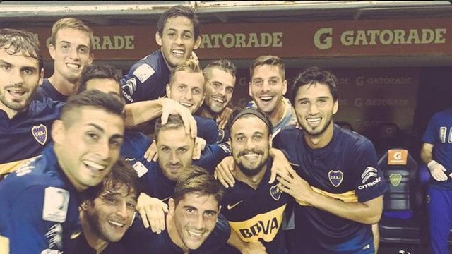 'Selfie' feita pelo atacante Osvaldo (de faixa) após um dos seus gols pelo Boca Juniors