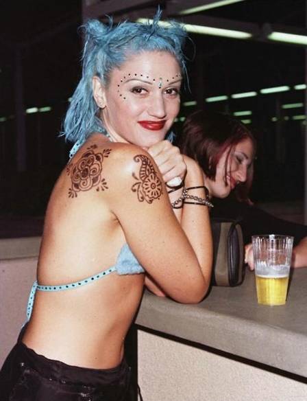 No fim dos anos 90 e início dos 2000, Gwen Stefani usava cabelos coloridos. Hoje ela é loira.