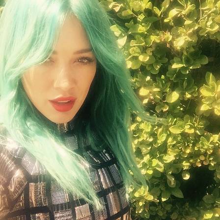 Hoje a cantora Hilary Duff resgatou a tendência dos cabelos coloridos.