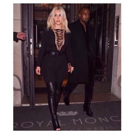 Kim Kardashian resgatou o trançado do corpete usado no decote.