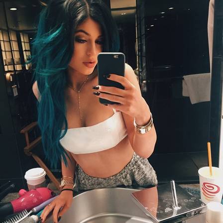 Kylie Jenner, de 17 anos, não viveu a experiência dos cabelos coloridos nos anos 90, mas vive agora.