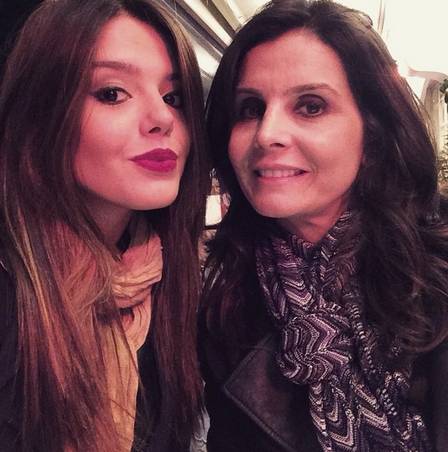 Giovanna posa com a mãe Giuliana Lancellotti