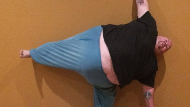 A foto de Widmark praticando yoga viralizou nas redes sociais