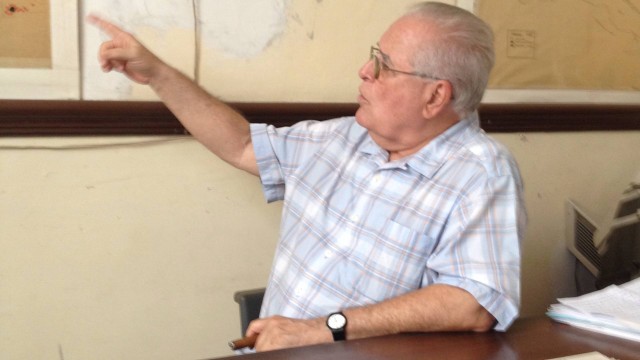 Raio-x carcerário. O ativista cubano Elizardo Sanchéz na sede da ONG, em Havana