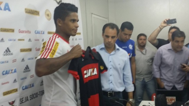 Almir é apresentado no Flamengo, ainda sem número