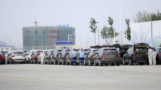 Utilitários da BMW no porto de Tianjin, na China