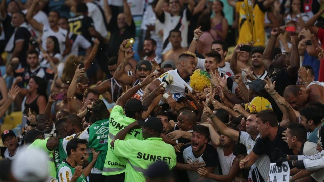 Ao comemorar o gol sobre o Flamengo, vascaínos subiram a escada que dá acesso à arquibancada
