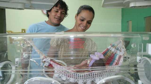 Ana Paula Nunes dos Santos e Silvio da Conceição Pine admiram a pequena Manuelle