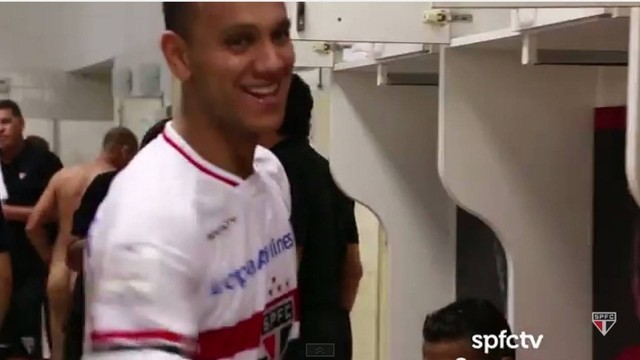 São Paulo comete gafe e deixa escapar jogador pelado em vídeo de bastidores de jogo contra Corinthians