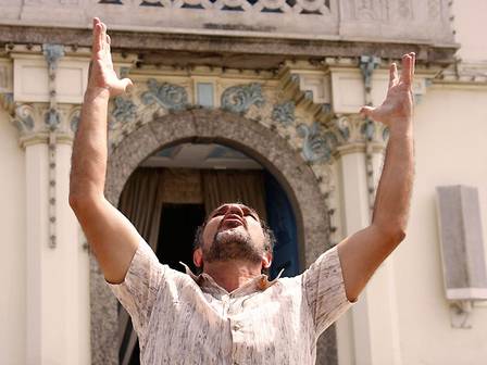 Embalado pela fé: Neco (Humberto Martins) sobe a escadaria da Igreja da Penha de joelhos para cumprir promessa, em “O astro” (2011)